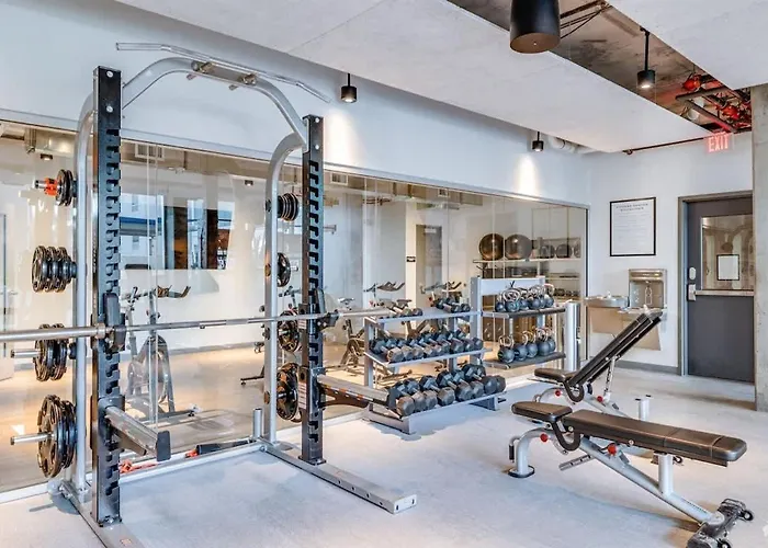 Apartament Boulevard Highrise Stu Sky Pool Parking Gym 18 *